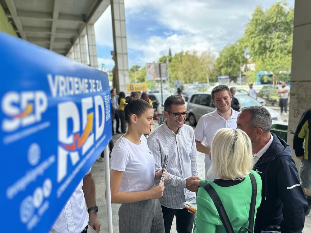 <p>"Mi ćemo, kada nakon 29. septembra budemo u prilici, podići higijenu na gradskim pijacama na najviši nivo. Zdravlje građana je najvažnije", rekao je lija Mugoša, nosilac Izborne liste "Vrijeme je za red – Stranka evropskog progresa – Duško Marković".</p>