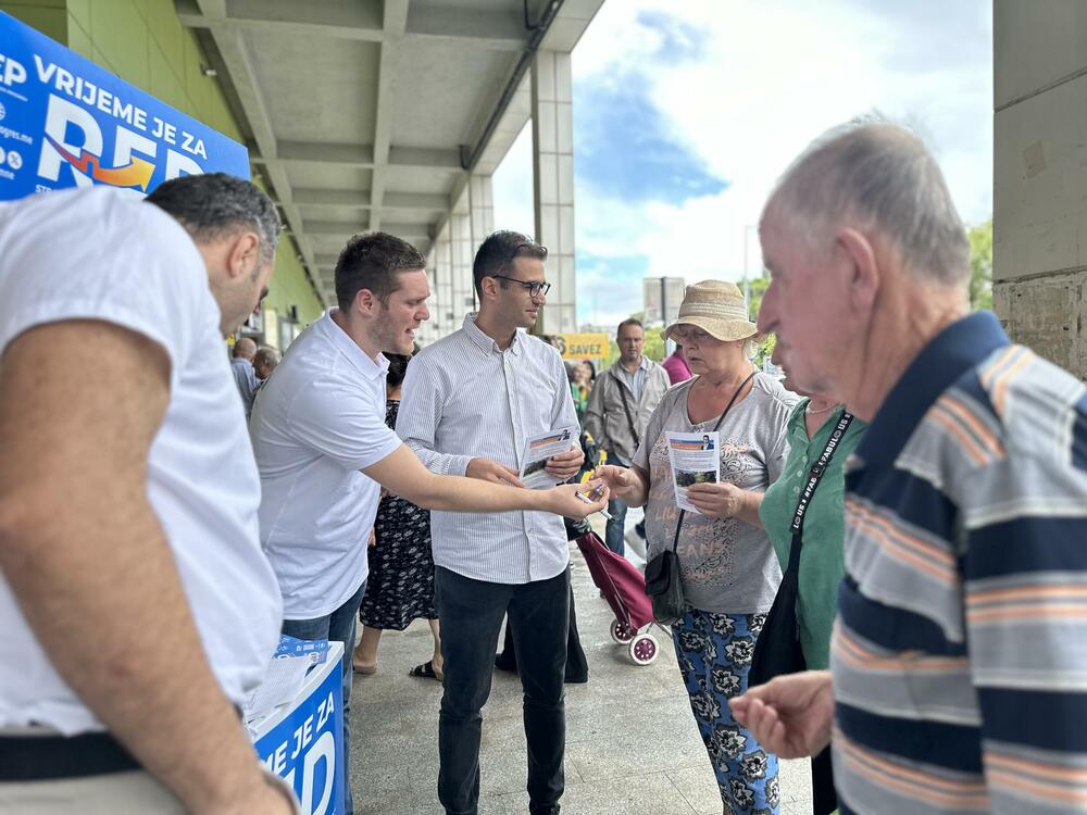 <p>"Mi ćemo, kada nakon 29. septembra budemo u prilici, podići higijenu na gradskim pijacama na najviši nivo. Zdravlje građana je najvažnije", rekao je lija Mugoša, nosilac Izborne liste "Vrijeme je za red – Stranka evropskog progresa – Duško Marković".</p>