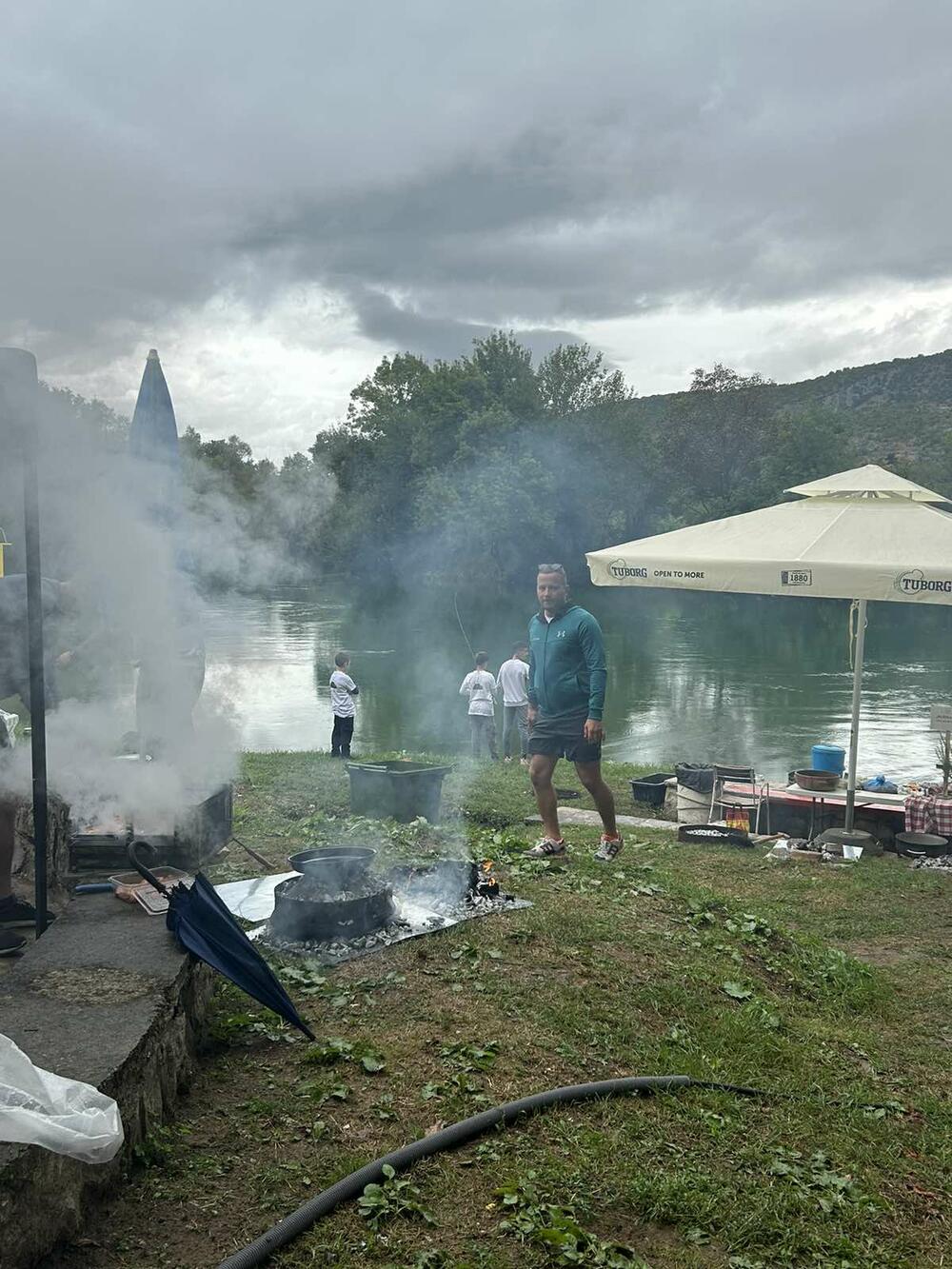 <p>Ispod gradskog mosta u Danilovgradu održan prvi “Sač fest” na kom se 70 ekipa takmičilo u pripremi mesa na tradicionalan način</p>