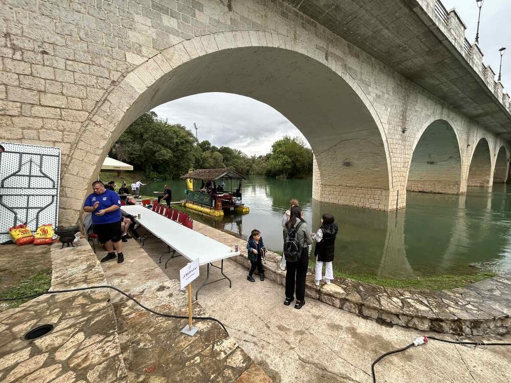 <p>Ispod gradskog mosta u Danilovgradu održan prvi “Sač fest” na kom se 70 ekipa takmičilo u pripremi mesa na tradicionalan način</p>