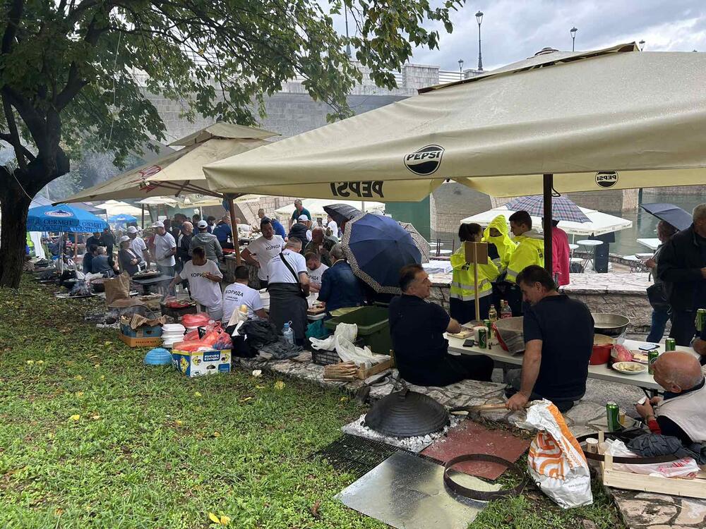 <p>Ispod gradskog mosta u Danilovgradu održan prvi “Sač fest” na kom se 70 ekipa takmičilo u pripremi mesa na tradicionalan način</p>