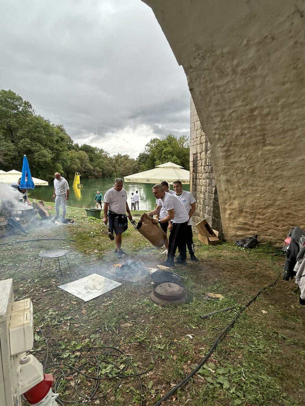 <p>Ispod gradskog mosta u Danilovgradu održan prvi “Sač fest” na kom se 70 ekipa takmičilo u pripremi mesa na tradicionalan način</p>