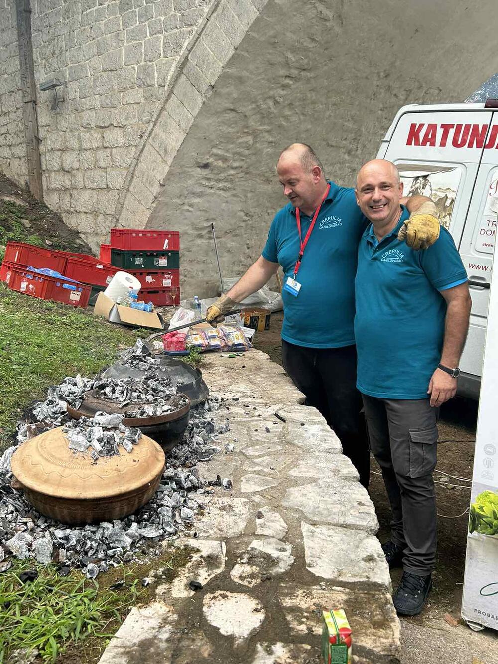 <p>Ispod gradskog mosta u Danilovgradu održan prvi “Sač fest” na kom se 70 ekipa takmičilo u pripremi mesa na tradicionalan način</p>