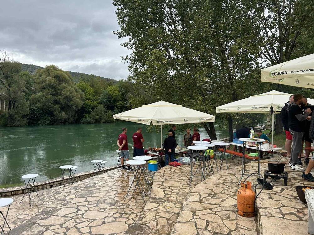 <p>Ispod gradskog mosta u Danilovgradu održan prvi “Sač fest” na kom se 70 ekipa takmičilo u pripremi mesa na tradicionalan način</p>