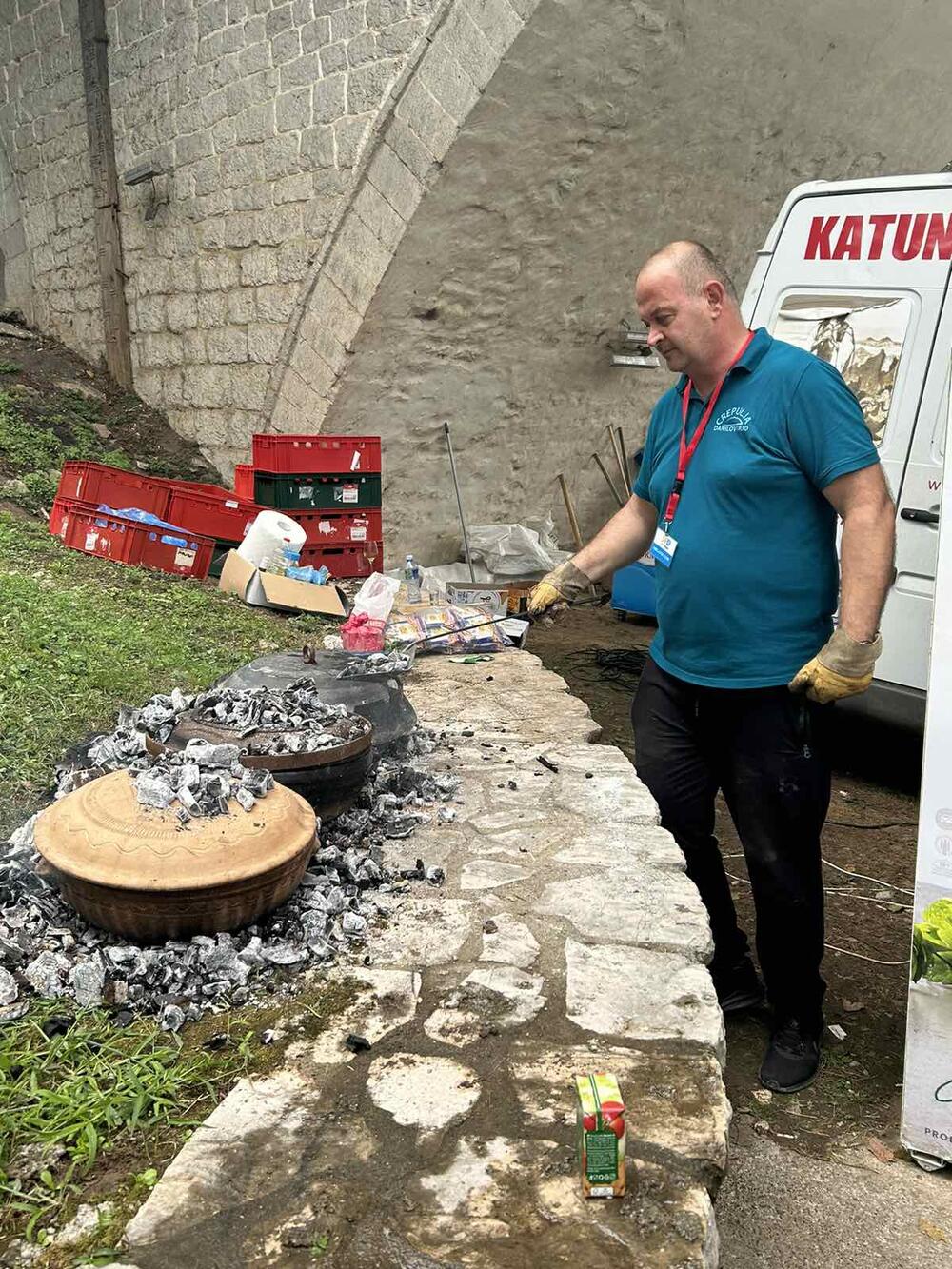 <p>Ispod gradskog mosta u Danilovgradu održan prvi “Sač fest” na kom se 70 ekipa takmičilo u pripremi mesa na tradicionalan način</p>