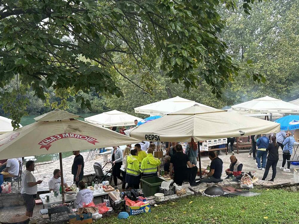 <p>Ispod gradskog mosta u Danilovgradu održan prvi “Sač fest” na kom se 70 ekipa takmičilo u pripremi mesa na tradicionalan način</p>