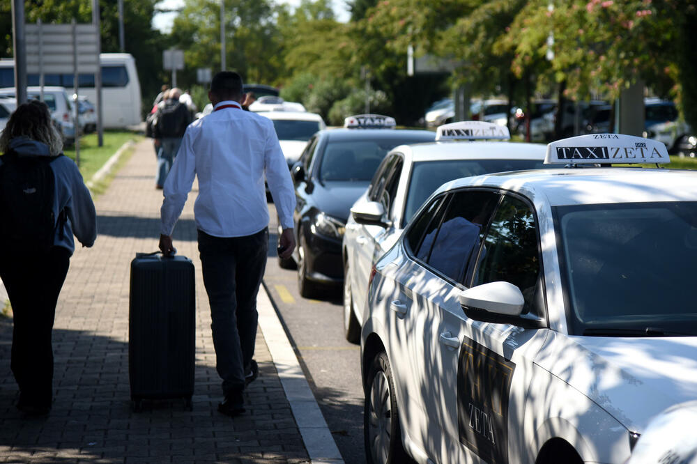 Na taksi vozilima nema tablica mimo zetskih: Aerodrom Podgorica, Foto: Luka Zeković