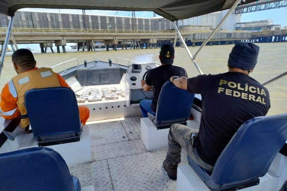 Federalna policija sa zaplijenjenom drogom, Foto: Federalna policija