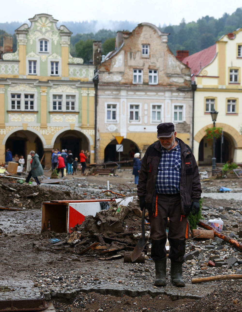 <p>Najmanje 17 ljudi poginulo je u poplavama od Rumunije do Poljske u proteklih nekoliko dana</p>