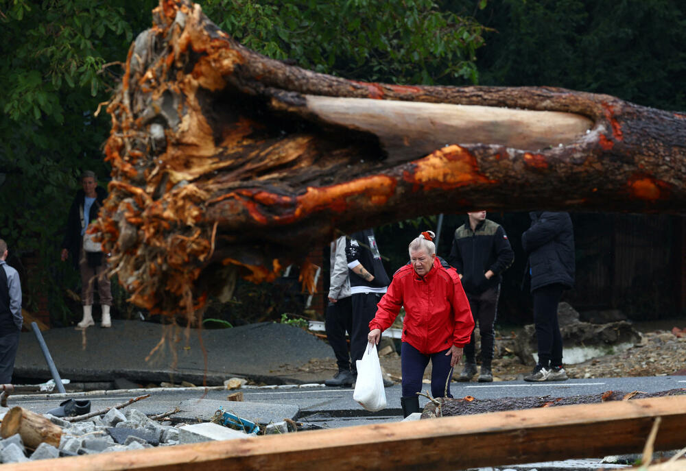 <p>Najmanje 17 ljudi poginulo je u poplavama od Rumunije do Poljske u proteklih nekoliko dana</p>