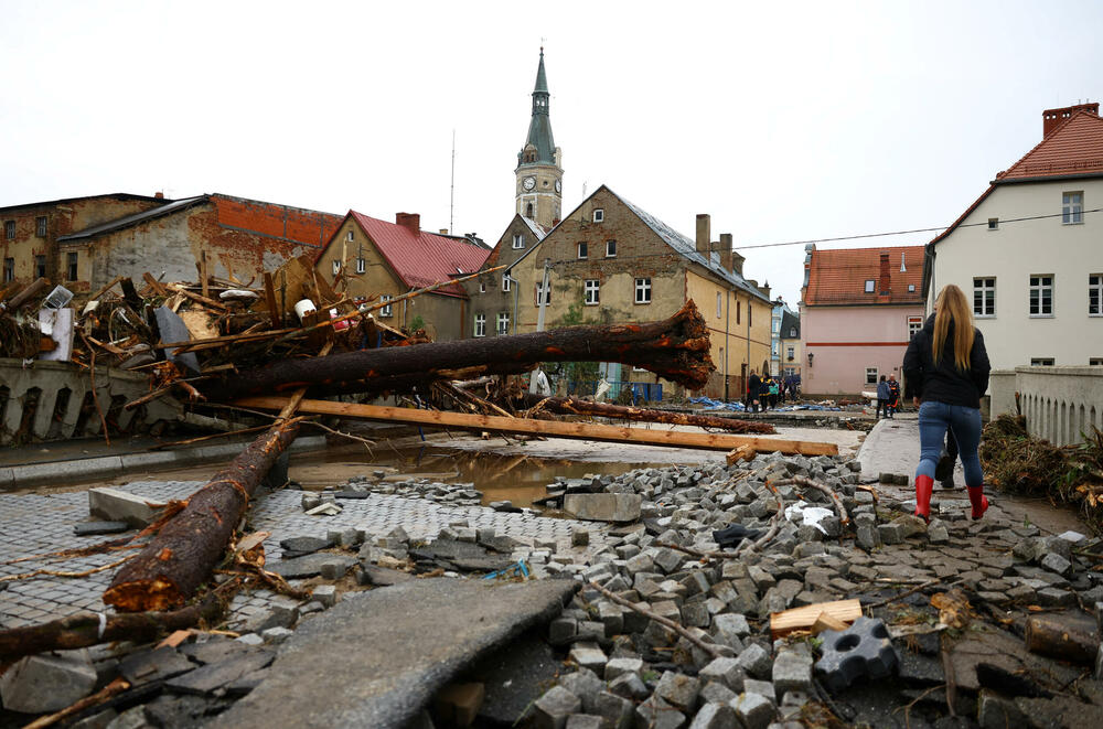 <p>Najmanje 17 ljudi poginulo je u poplavama od Rumunije do Poljske u proteklih nekoliko dana</p>