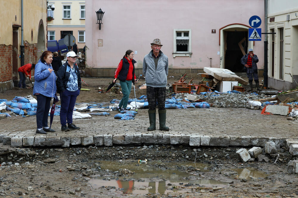 <p>Najmanje 17 ljudi poginulo je u poplavama od Rumunije do Poljske u proteklih nekoliko dana</p>