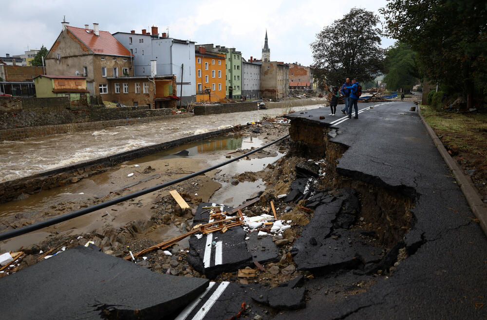 <p>Najmanje 17 ljudi poginulo je u poplavama od Rumunije do Poljske u proteklih nekoliko dana</p>