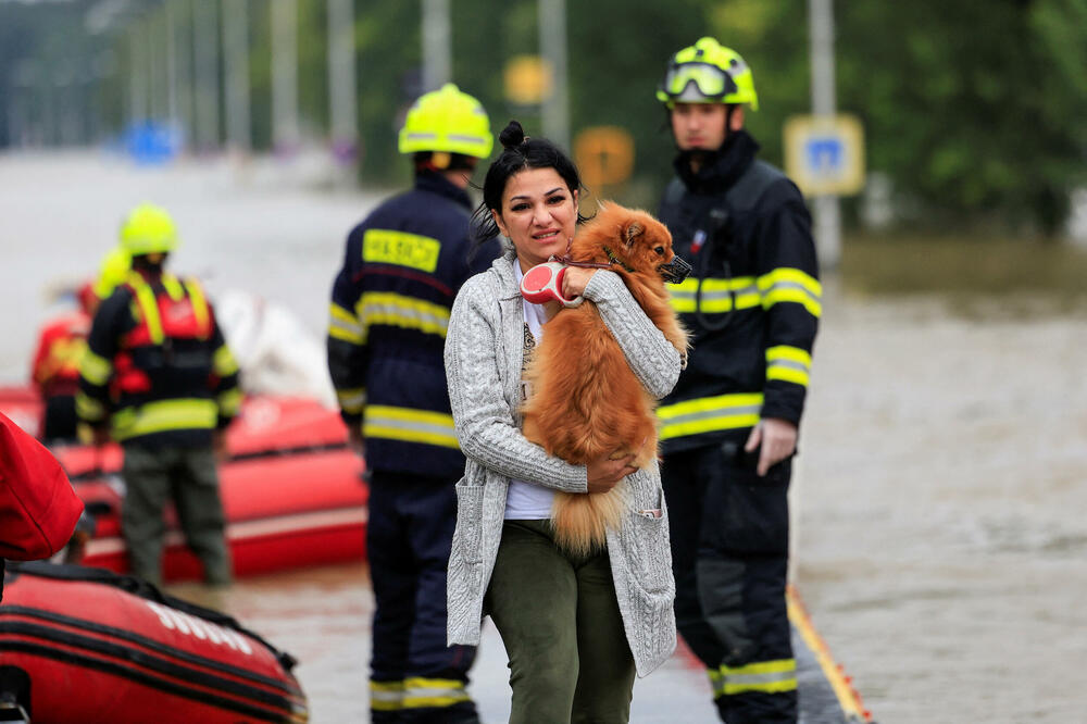 <p>Najmanje 17 ljudi poginulo je u poplavama od Rumunije do Poljske u proteklih nekoliko dana</p>