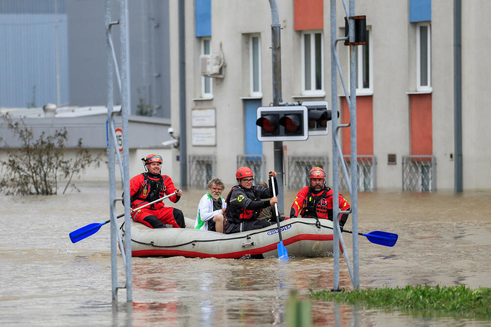 <p>Najmanje 17 ljudi poginulo je u poplavama od Rumunije do Poljske u proteklih nekoliko dana</p>