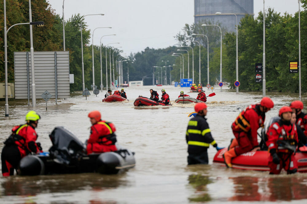 <p>Najmanje 17 ljudi poginulo je u poplavama od Rumunije do Poljske u proteklih nekoliko dana</p>