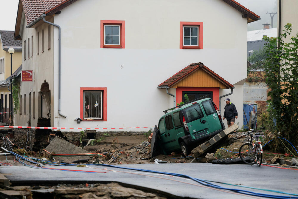 <p>Najmanje 17 ljudi poginulo je u poplavama od Rumunije do Poljske u proteklih nekoliko dana</p>