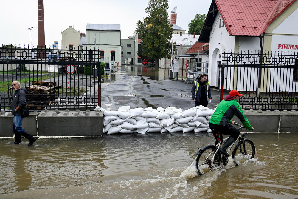 <p>Najmanje 17 ljudi poginulo je u poplavama od Rumunije do Poljske u proteklih nekoliko dana</p>