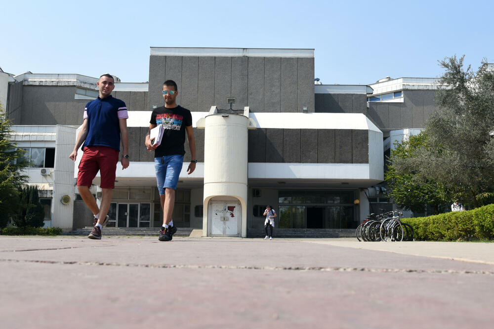 Studentima veće mjesečne rate kredita i stipendija, Foto: BORIS PEJOVIC