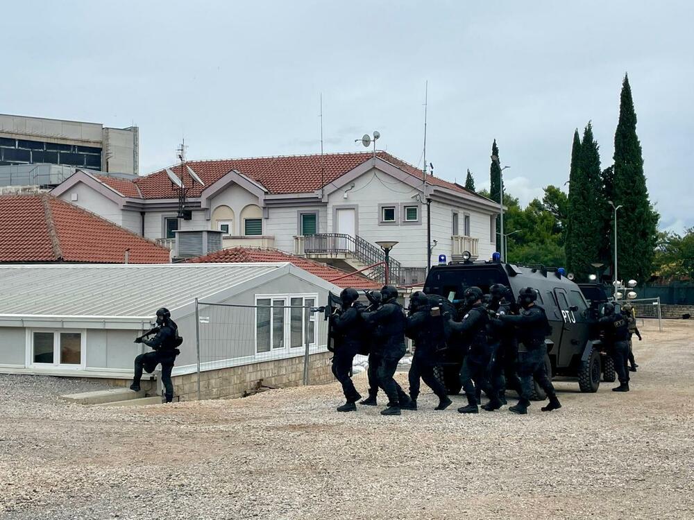 <p>Vježba je imala za cilj integrisanje različitih elementa koji su uvježbavani u sklopu JCET-a, a koji se odnose na taktičke postupke i operativne procedure u različitim fazama operacija specijalnih timova u rješavanja visokorizičnih kriznih situacija</p>