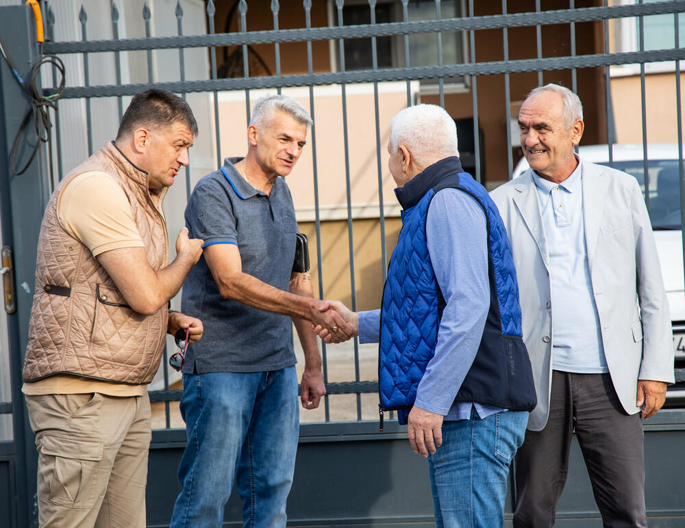 <p>"Mi smo politička partija koja ne obećava kule i gradove nego ono što možemo da ostvarimo", rekao je nosilac Izborne liste "Vrijeme je za red – Stranka evropskog progresa – Duško Marković"</p>