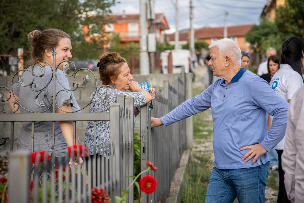 <p>"Mi smo politička partija koja ne obećava kule i gradove nego ono što možemo da ostvarimo", rekao je nosilac Izborne liste "Vrijeme je za red – Stranka evropskog progresa – Duško Marković"</p>