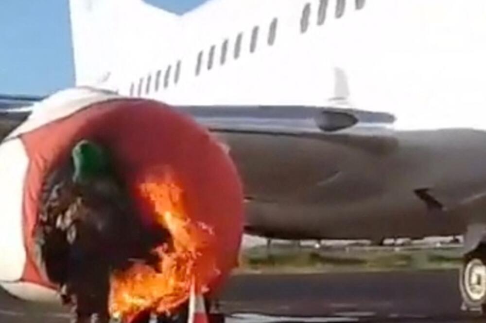 Naoružana osoba postavlja požar na avion u Maliju, Foto: Reuters