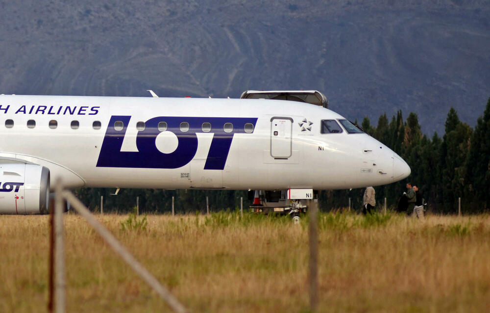 <p>Iz Aerodroma je saopšteno da u avionu nije bilo detektovane opasnosti, i da se vazduhoplov vraća u redovan saobraćaj</p>