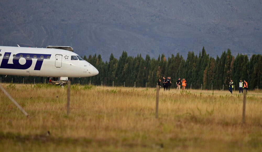 <p>Iz Aerodroma je saopšteno da u avionu nije bilo detektovane opasnosti, i da se vazduhoplov vraća u redovan saobraćaj</p>