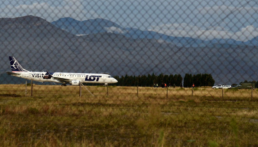 <p>Iz Aerodroma je saopšteno da u avionu nije bilo detektovane opasnosti, i da se vazduhoplov vraća u redovan saobraćaj</p>