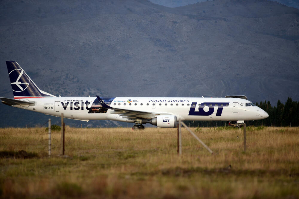 Poljski avion koji je sletio na podgorički aerodrom, Foto: Boris Pejović