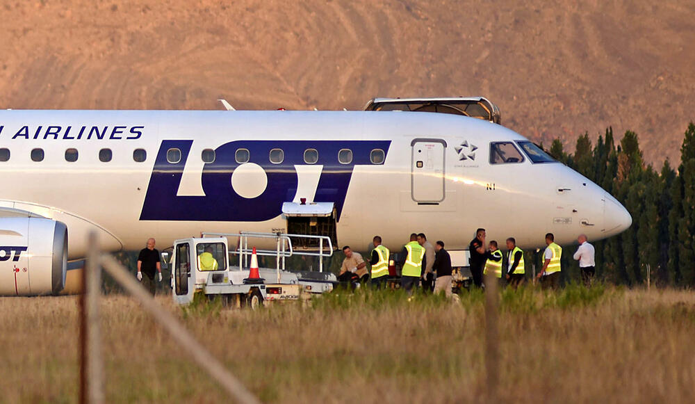 <p>Iz Aerodroma je saopšteno da u avionu nije bilo detektovane opasnosti, i da se vazduhoplov vraća u redovan saobraćaj</p>