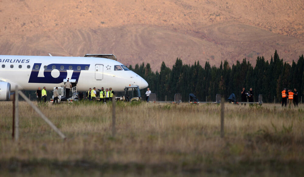 <p>Iz Aerodroma je saopšteno da u avionu nije bilo detektovane opasnosti, i da se vazduhoplov vraća u redovan saobraćaj</p>