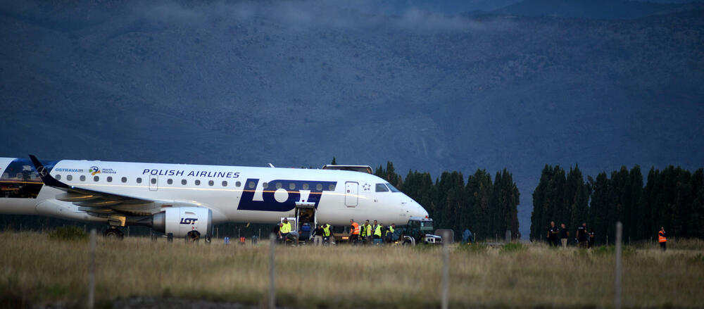 <p>Iz Aerodroma je saopšteno da u avionu nije bilo detektovane opasnosti, i da se vazduhoplov vraća u redovan saobraćaj</p>