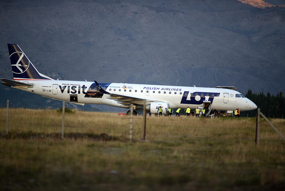 <p>Iz Aerodroma je saopšteno da u avionu nije bilo detektovane opasnosti, i da se vazduhoplov vraća u redovan saobraćaj</p>