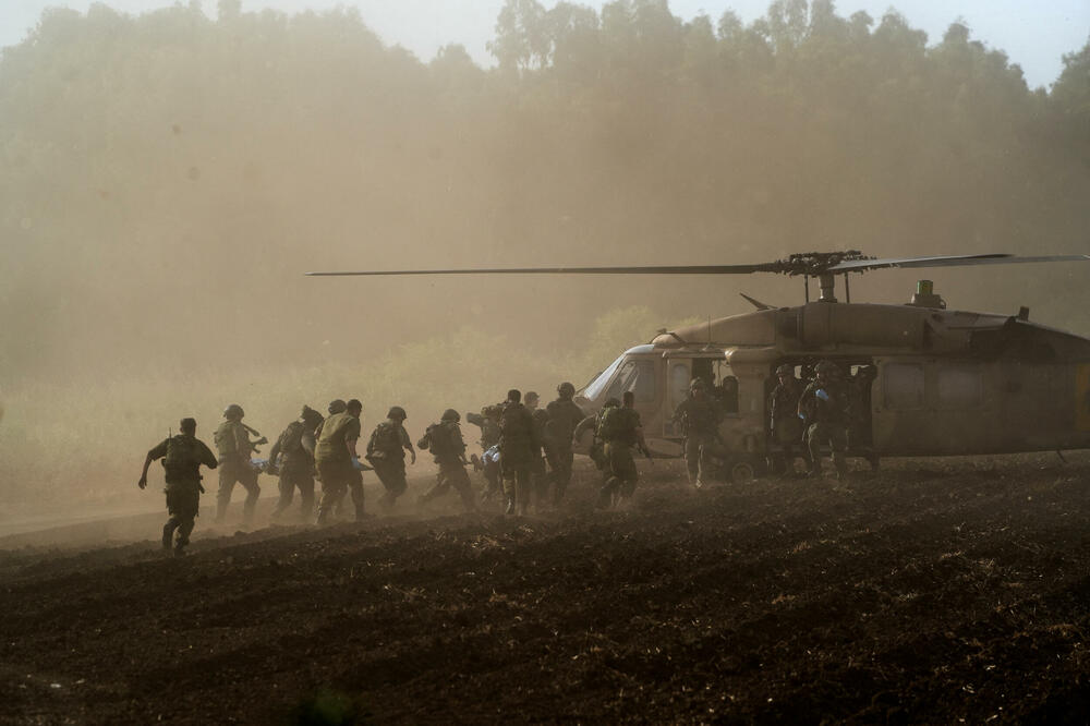 Helikopter vojske Izraela evaukiše povrijeđene nakon što je raketa iz Libana pogodila izraelsku teritoriju, Foto: Reuters