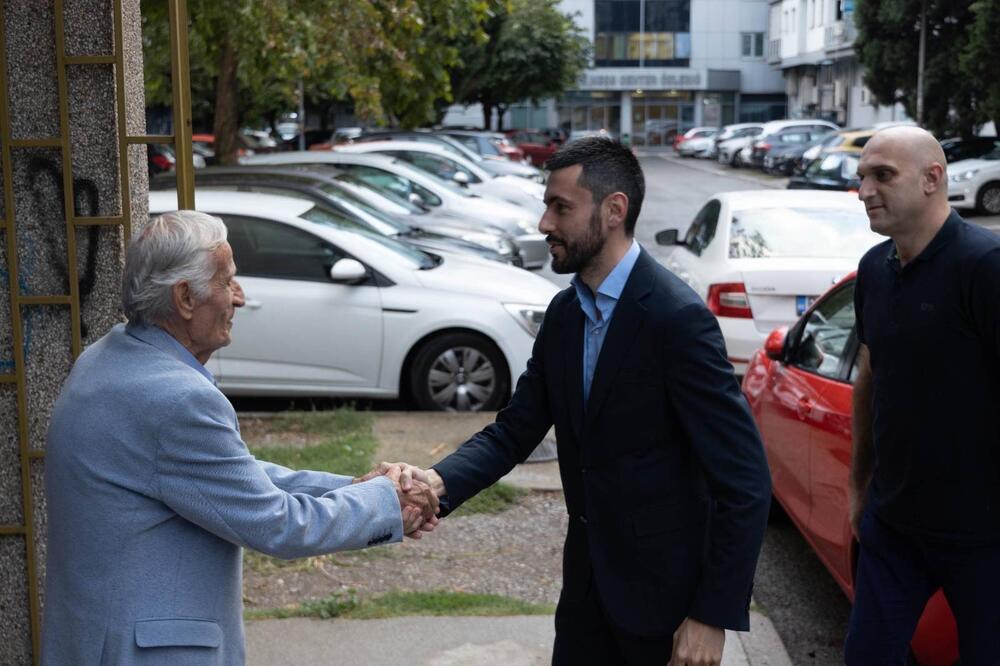 <p>Iz  Demokratske partije socijalista (DPS) je saopšteno da su predsjednik te partije Danijel Živković i nosilac liste "I riječju i djelom" Nermin Abdić posjetili Udruženje penzionera Podgorice</p>