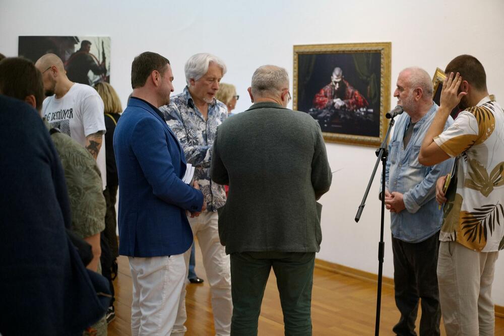 <p>Sorokin je jedan od najpopularnijih i najpriznatijih savremenih ruskih pisaca. Njegove priče su provokativne, nadrealne, apsurdne, groteskne i transgresivne, često prikazuju scene koje su tabu, koje su uznemirujuće, zastrašujuće i neprijatne za čitanje, ali i urnebesne i uvijek stilski briljantne</p>