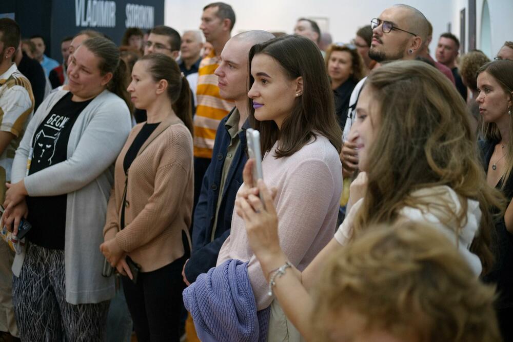 <p>Sorokin je jedan od najpopularnijih i najpriznatijih savremenih ruskih pisaca. Njegove priče su provokativne, nadrealne, apsurdne, groteskne i transgresivne, često prikazuju scene koje su tabu, koje su uznemirujuće, zastrašujuće i neprijatne za čitanje, ali i urnebesne i uvijek stilski briljantne</p>