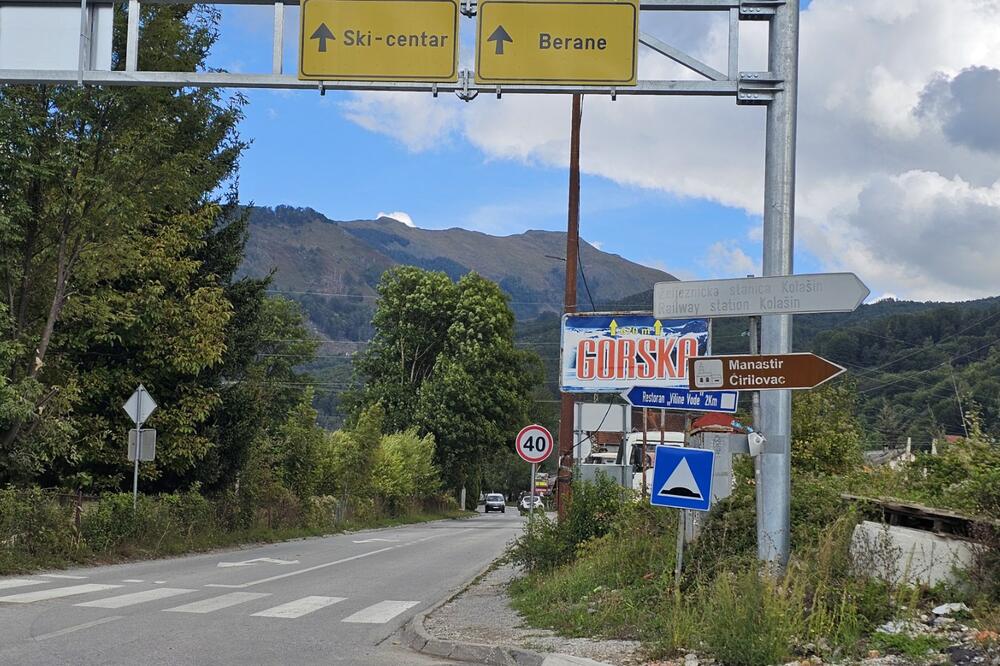 Postavljena 22 saobraćajna znaka na saobraćajnici, Foto: Uprava za saobraćaj