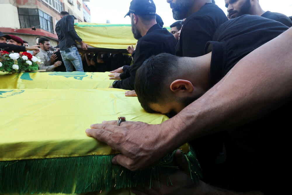 Sahrana članova Hezbolaha koji su poginuli u izraelskim napadima u petak