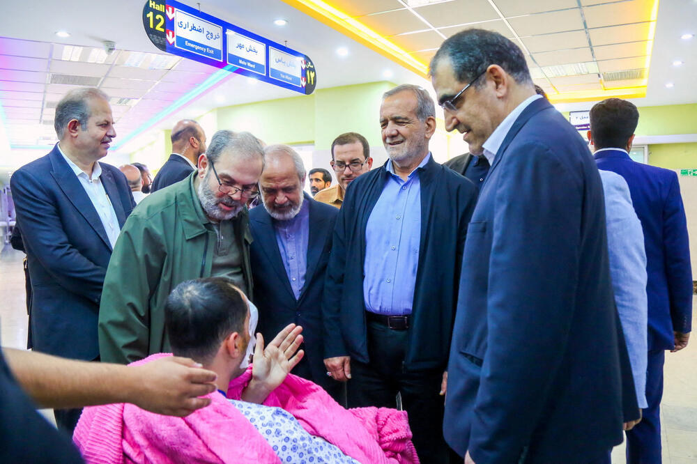 Iranski predsjednik Masud Pezeškijan posjetio je jednu od žrtava povrijeđenu u eksplozijama pejdžera, Foto: Reuters