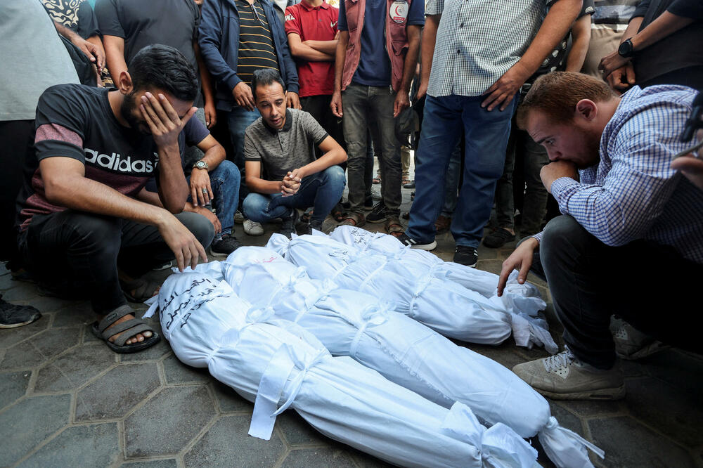 Ožalošćeni pored tijela Palestinaca ubijenih u  izraelskim napadima u Deir al Balahu u centru Gaze, Foto: Rojters