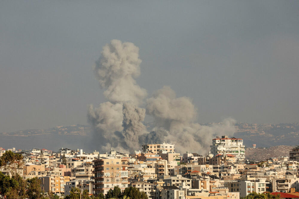 Dim se diže iznad južnog libanskog grada Tira nakon izraelskog bombardovanja, Foto: REUTERS