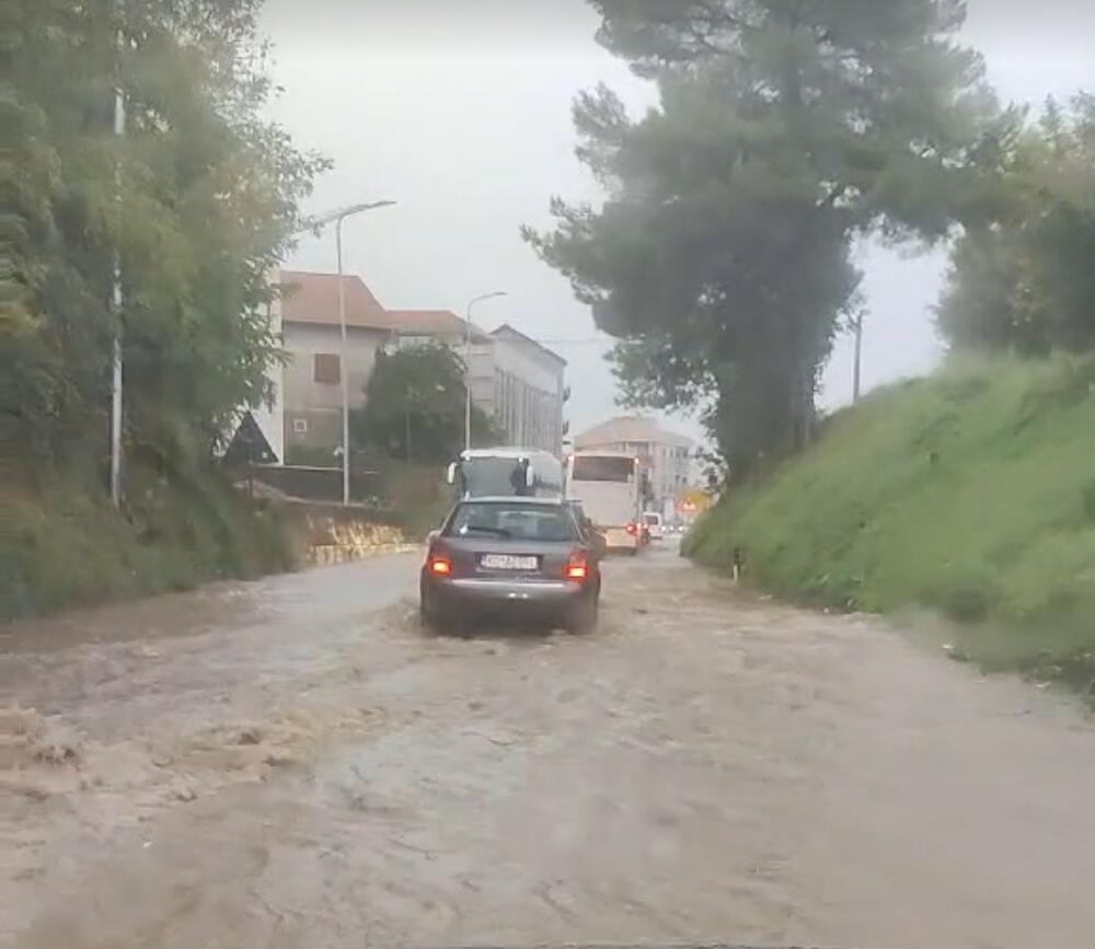 <p>Jadranska magistrala na potezu od tivatskog aerodroma ka Kotoru bila zatvorena za saobraćaj do nešto iza 15 sati kada je jedna traka napravljena prohodnom pa se saobraćaj naizmjenično propušta</p>