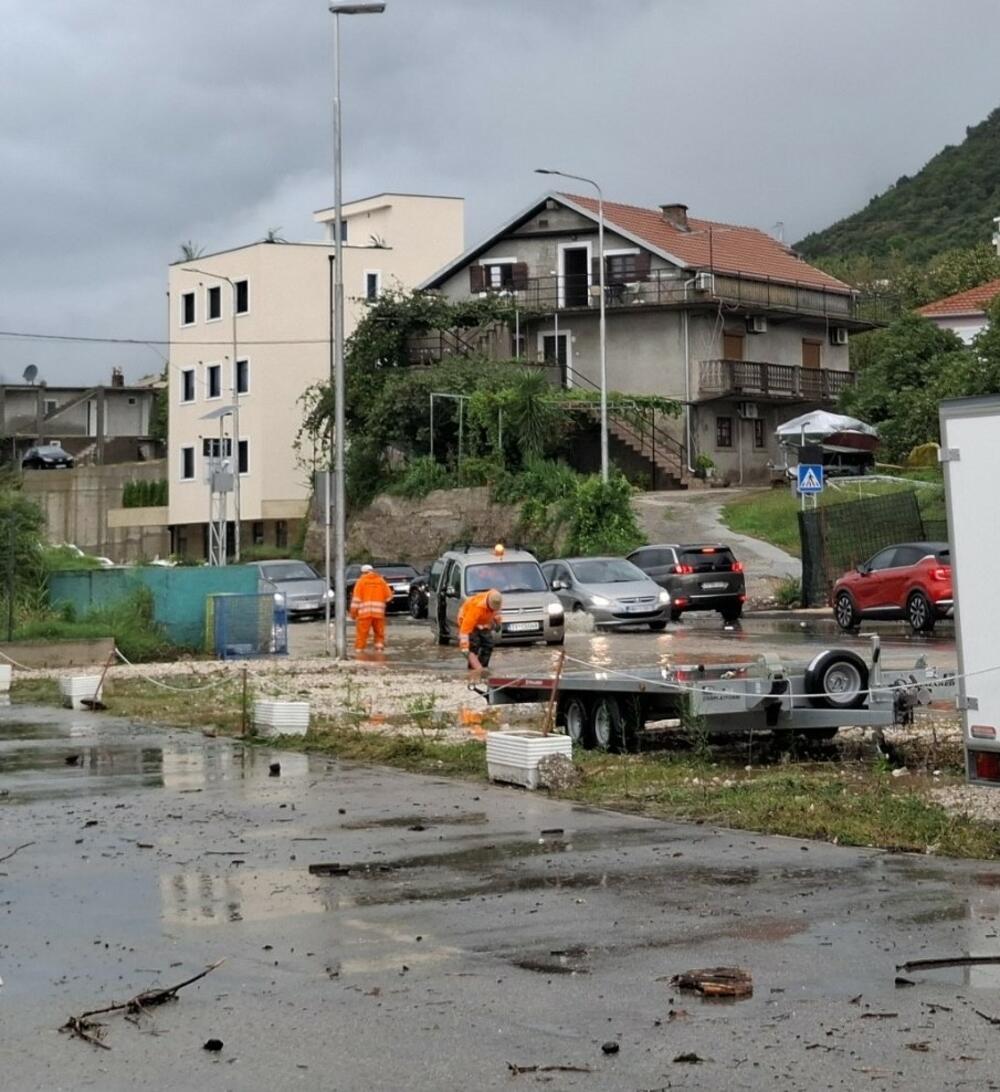 <p>Jadranska magistrala na potezu od tivatskog aerodroma ka Kotoru bila zatvorena za saobraćaj do nešto iza 15 sati kada je jedna traka napravljena prohodnom pa se saobraćaj naizmjenično propušta</p>