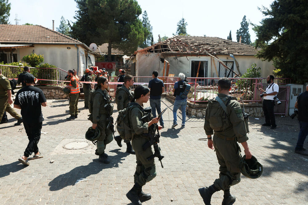 Izraelska vojska i policija kod jedne od oštećenih kuča u sjevernom Izraelu nakon napada iz Libana, Foto: Reuters