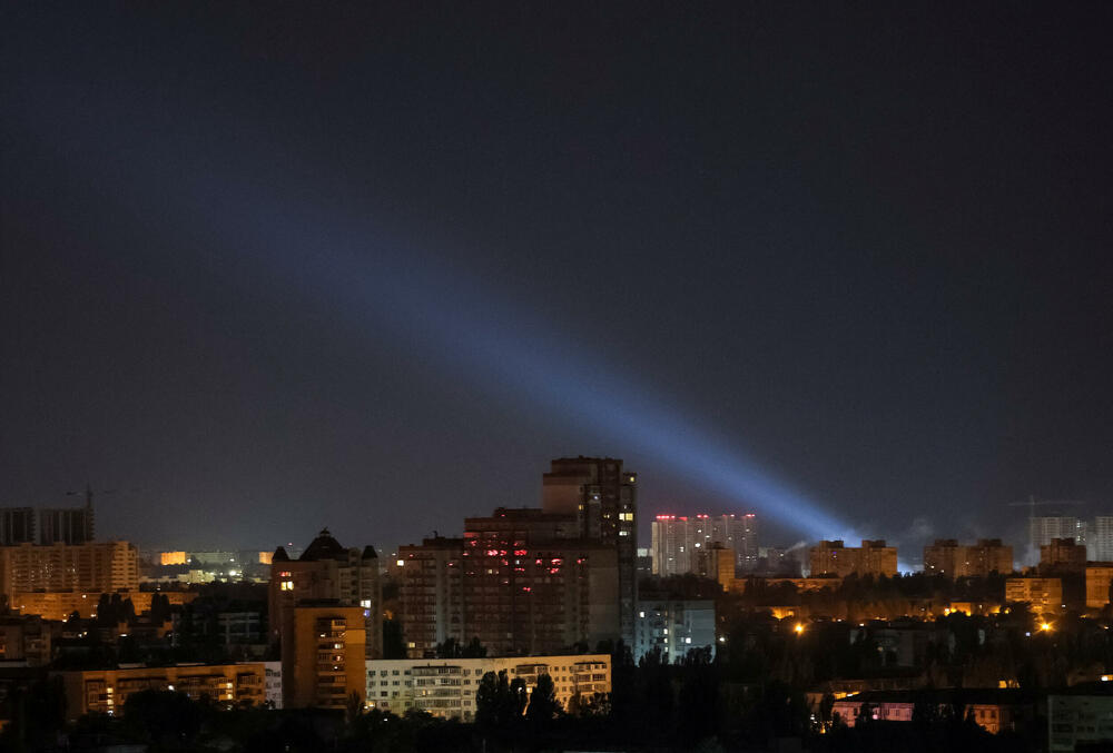 <p>Nad gradom je primijećeno više desetina jurišnih dronova iranske proizvodnje, od kojih je većina oborena, rekao je Sergej Popko, načelnik lokalne vojne administracije</p>