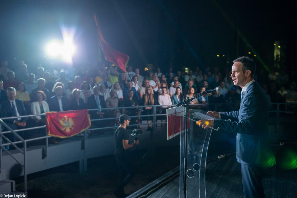 <p>"Ne umijemo i ne želimo da mrzimo. Preziremo zakulisne radnje i dnevno politička etiketiranja, ne prihvatamo ucjene i ne vrijeđamo", kazao je Boris Mugoša, kandidat za gradonačelnika liste "Evropski savez – Boris Mugoša (SDP, SD, LP i građani) – Podgorica za primjer"</p>