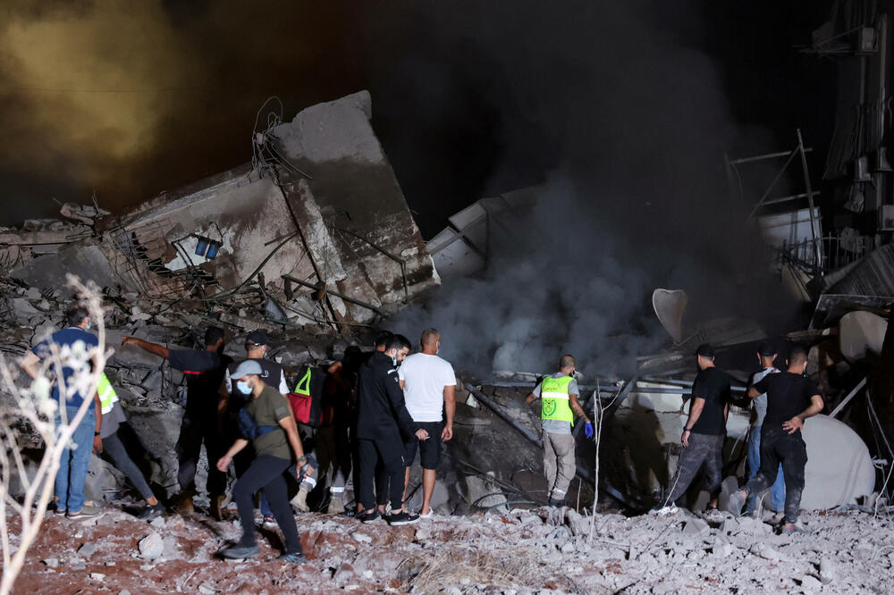 Građani pregledaju štetu na mjestu izraelskog udara u Bejrutu, Foto: Reuters